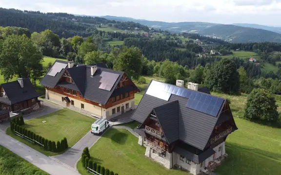 Instalacje fotowoltaiczne zamontowane na domach w górach