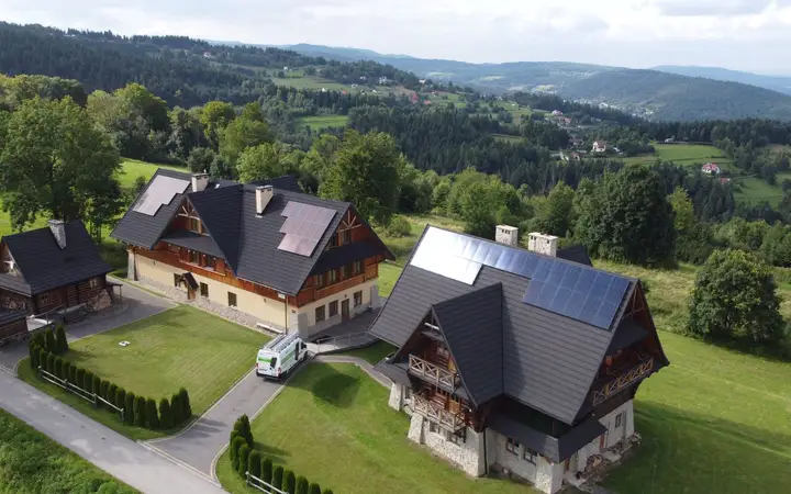 Instalacje fotowoltaiczne zamontowane na domach w górach