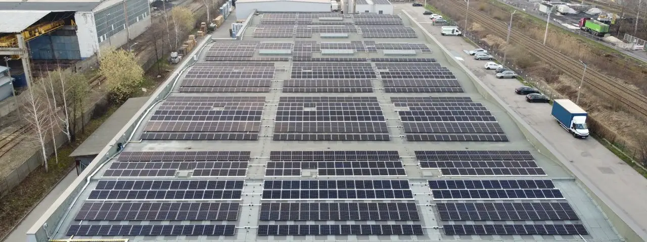 Instalacja fotowoltaiczna o mocy 500 kW na dachu firmy