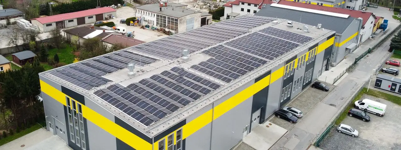 Instalacja fotowoltaiczna na dachu hali