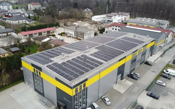 Instalacja fotowoltaiczna na dachu hali przemysłowej