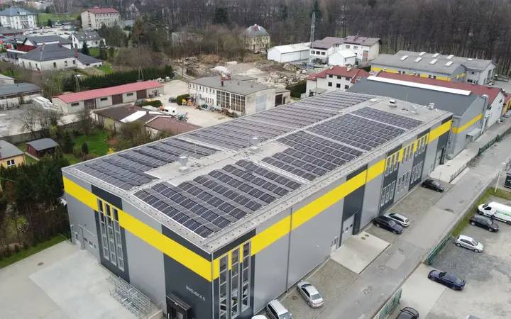 Instalacja fotowoltaiczna na dachu hali przemysłowej