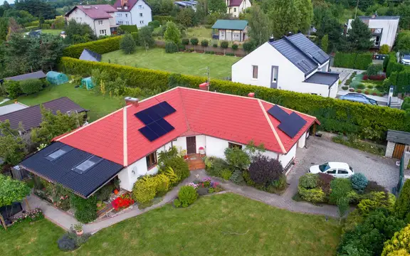 Instalacja fotowoltaiczna zamontowana na dachu domu w Kętach