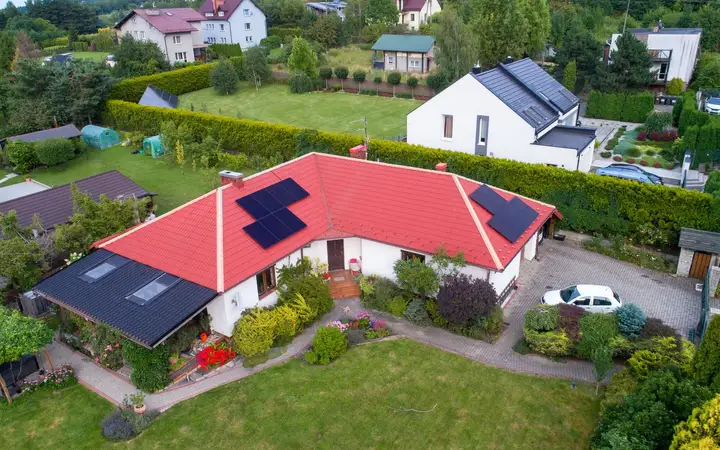 Instalacja fotowoltaiczna zamontowana na dachu domu w Kętach