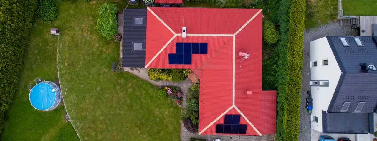 Instalacja fotowoltaiczna zamontowana na dachu domu jednorodzinnego