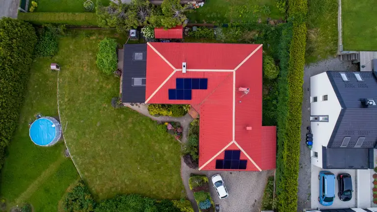 instalacja fotowoltaiczna na dachu domu jednorodzinnego