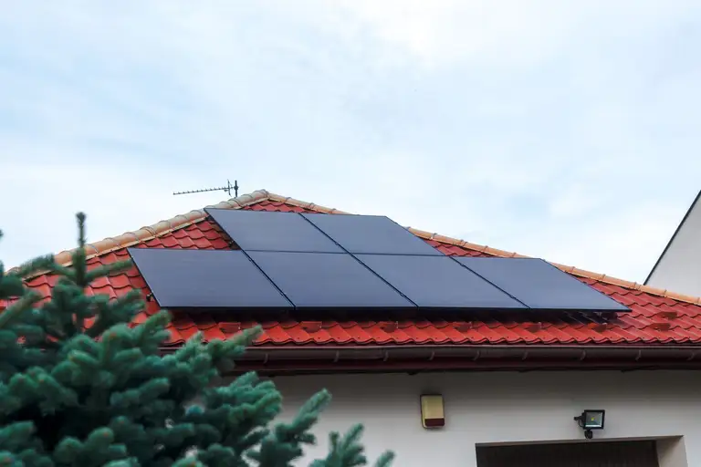 Instalacja fotowoltaiczna zamontowana na dachu