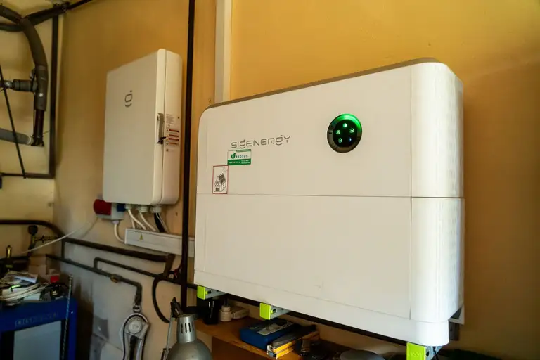 Magazyn energii zamontowany na ścianie u klienta
