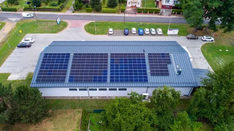 instalacja fotowoltaiczna na sklepie