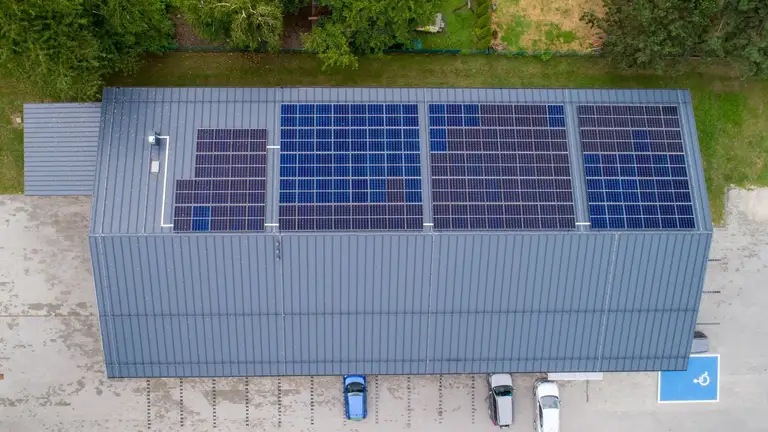 Instalacja fotowoltaiczna na dachu sklepu spożywczego