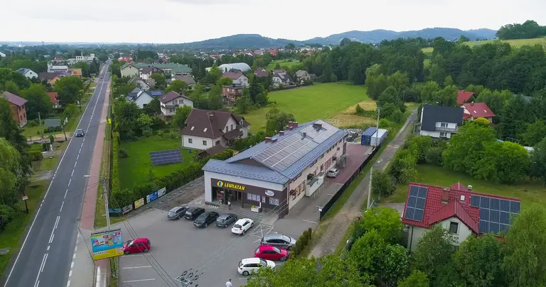 instalacja fotowoltaiczna na dachu sklepu