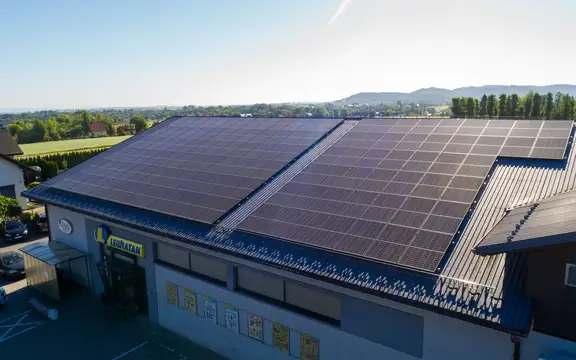Instalacja fotowoltaiczna na dachu sklepu spożywczego