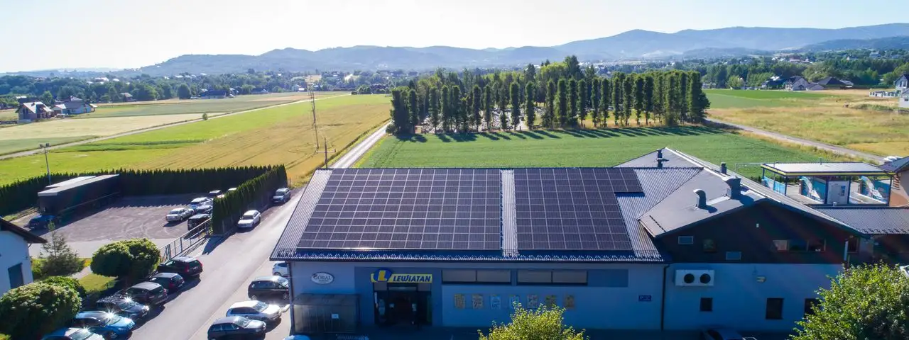 Sklepi spożywczy z fotowoltaika na dachu