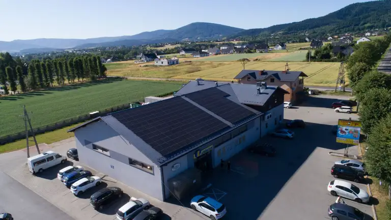 Instalacja fotowoltaiczna zamontowana na dachu sklepu spożywczego