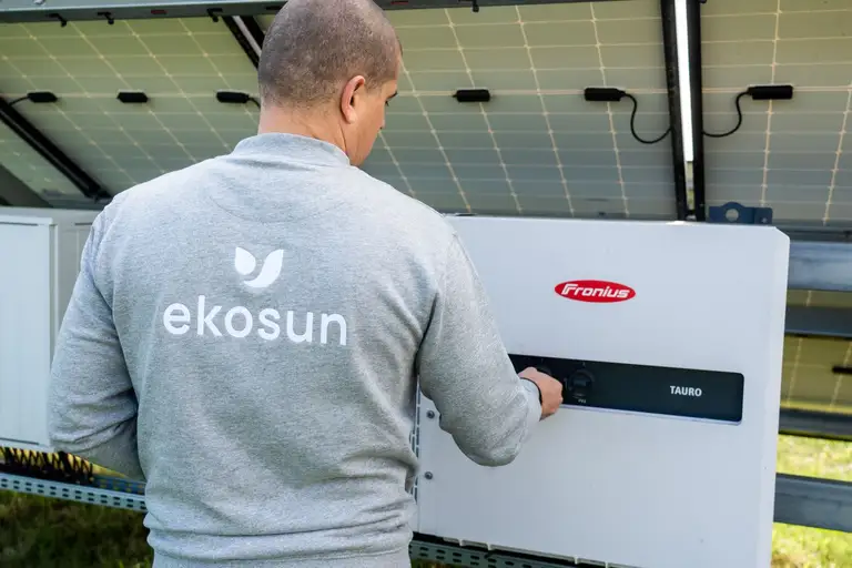 pracownik ekosun uruchamiający inwerter