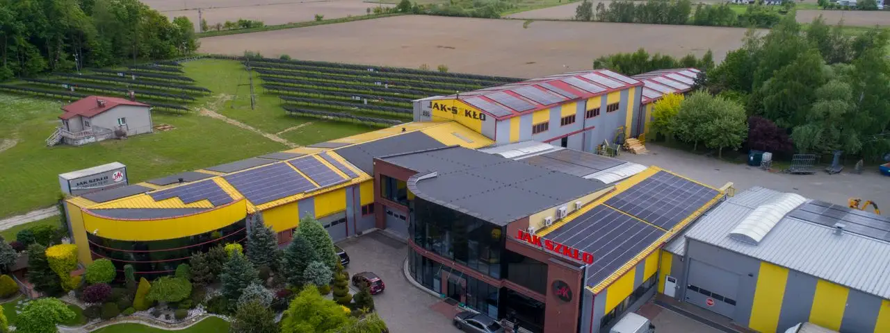 Instalacja fotowoltaiczna o mocy 1 MW na dachu firmy w branży szklarskiej