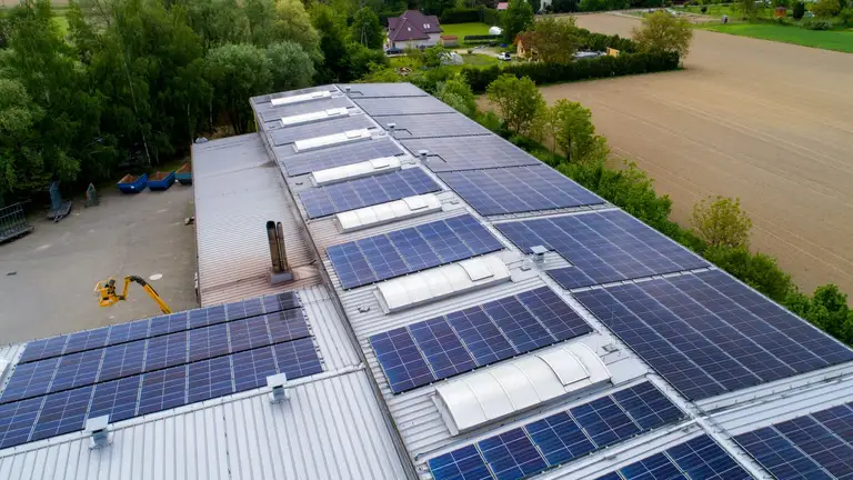 instalacja fotowoltaiczna na dachu hali