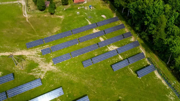 Instalacja fotowoltaiczna zamontowana na specjalnej konstrukcji na terenie szkód górniczych