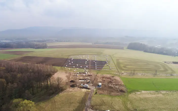 Farma fotowoltaiczna o mocy 1 MW zamontowana na zboczu góry