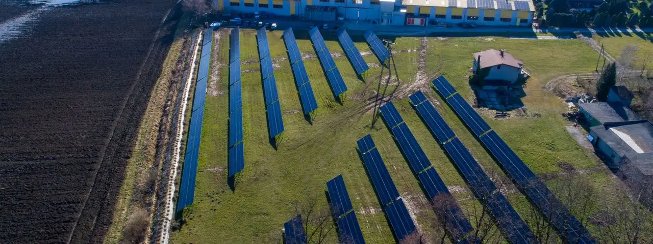 Farma fotowoltaiczna zamontowana na ziemi obok zakładu produkcyjnego