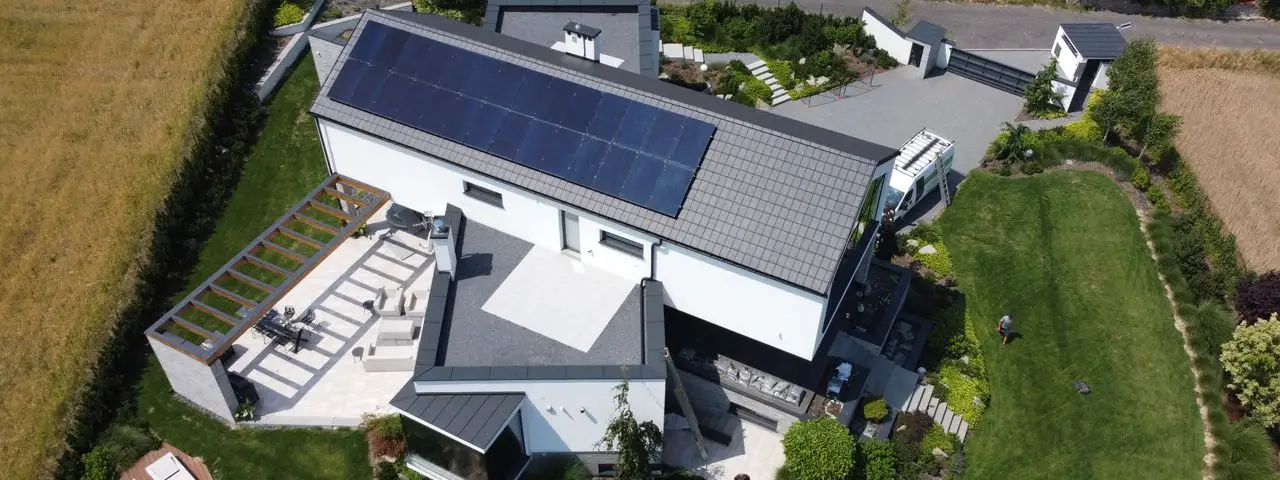 Instalacja fotowoltaiczna 7 kW zamontowana na nowoczesnym domu