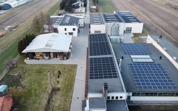 Instalacja fotowoltaiczna zamontowana na dachach hal produkcyjnych