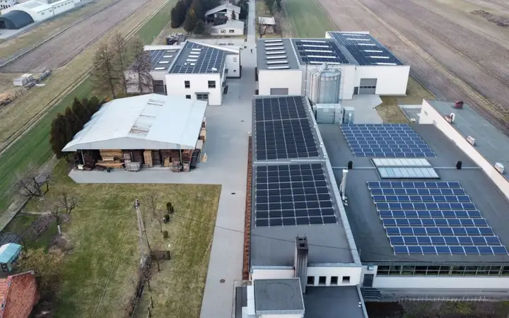 Instalacja fotowoltaiczna zamontowana na dachach hal produkcyjnych
