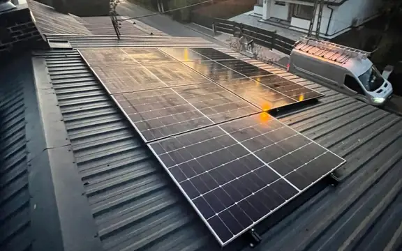 Panele fotowoltaiczne zamontowane na dachu