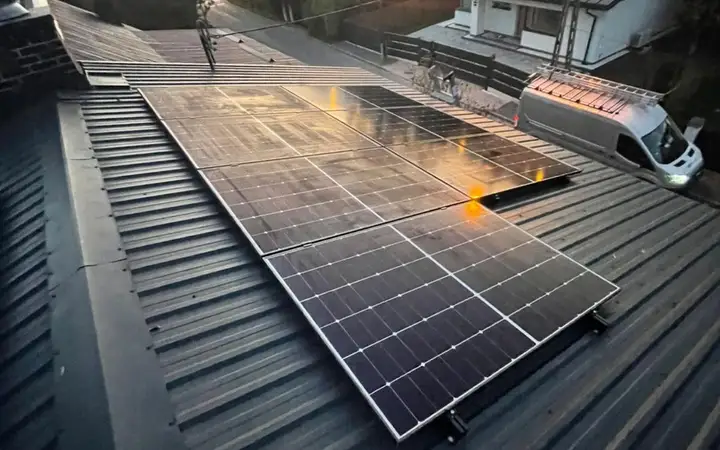 Panele fotowoltaiczne zamontowane na dachu