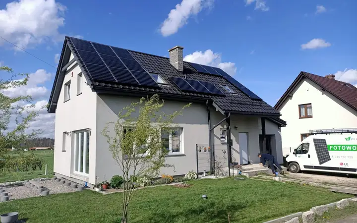 Dom jednorodzinny z fotowoltaika zamontowaną na dachu skośnym