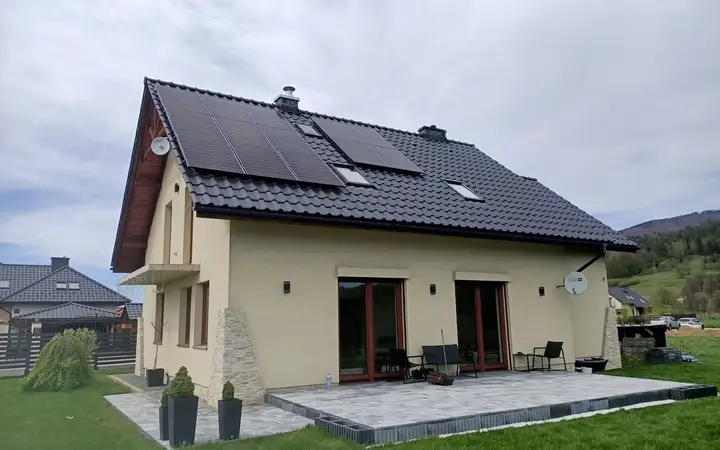 Zdjęcie domu z fotowoltaika na dachu