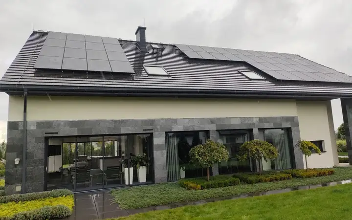 Panele fotowoltaiczne na dachu domu jednorodzinnego