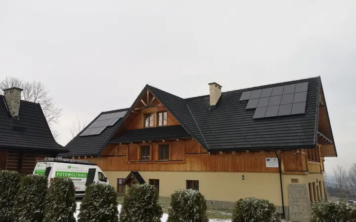 Instalacja fotowoltaiczna na dachu góralskiego domu