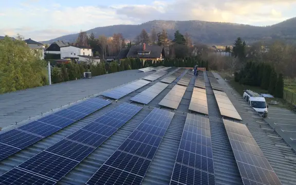 Instalacja fotowoltaiczna zamontowana na dachu sklepu