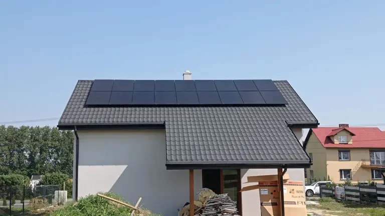 Instalacja fotowoltaiczna 6 kW zamontowana na dachu pokrytym dachówką