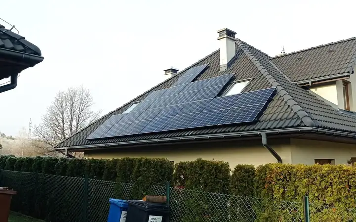 Panele fotowoltaiczne na dachu domu jednorodzinnego