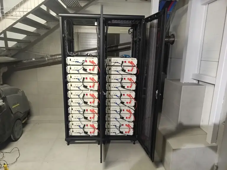 Baterie magazynu energii zamontowane na specjalnym stelażu