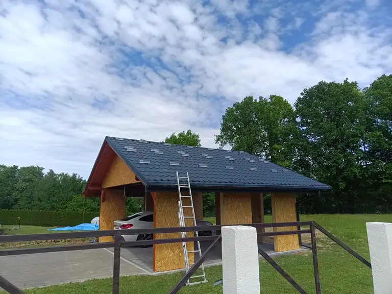 System montażowy instalacji fotowoltaicznej na dachu wiaty garażowej