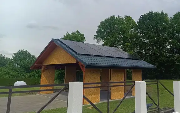 Instalacja fotowoltaiczna na dachu wiaty garażowej