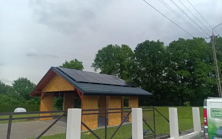Instalacja fotowoltaiczna na dachu wiaty garażowej