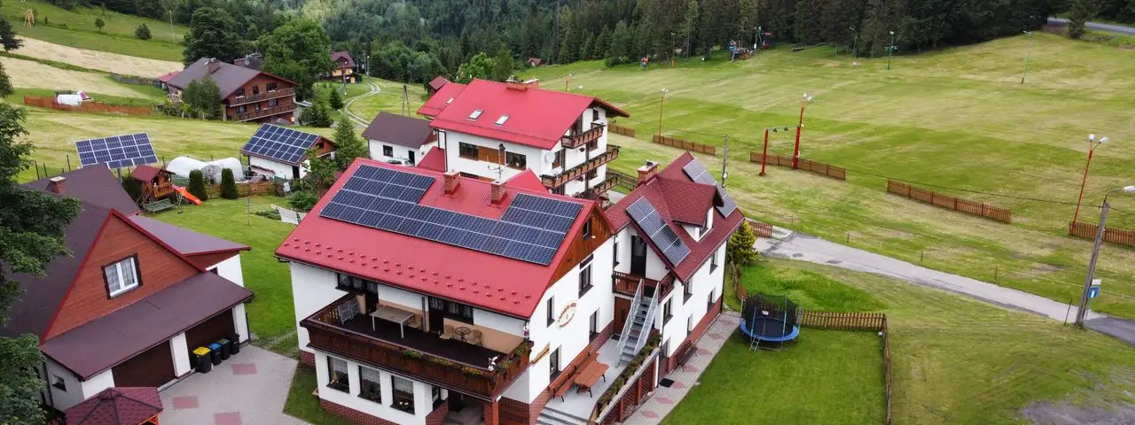 Instalacja fotowoltaiczna 10 kW w górskim otoczeniu