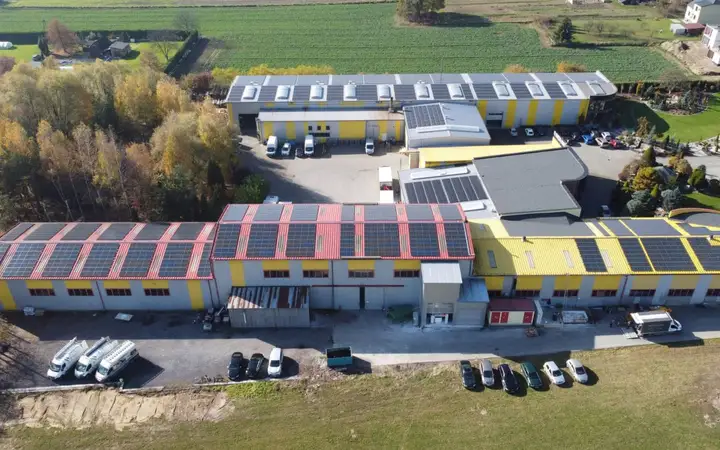 Instalacja fotowoltaiczna zamontowana na kilku dachach hal produkcyjnych