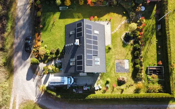 Instalacja fotowoltaiczna na dachu domu jednorodzinnego