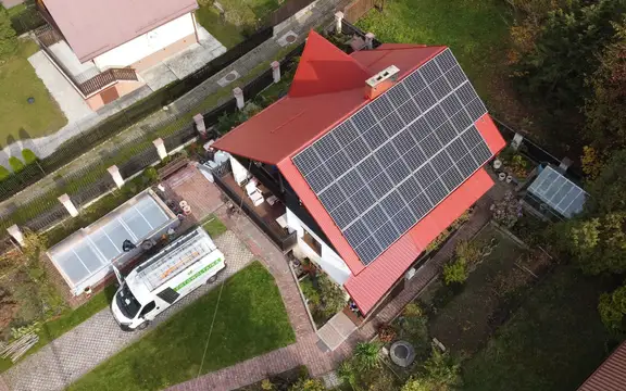 Instalacja fotowoltaiczna na dachu domu w Kamesznicy