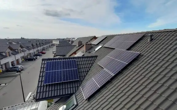 Instalacja fotowoltaiczna zamontowana w domu w zabudowie szeregowej