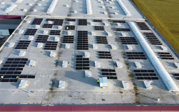 Instalacja fotowoltaiczna o mocy 150 kW zamontowana na dachu