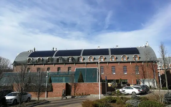 Instalacja fotowoltaiczna na dachu zabytkowego hotelu