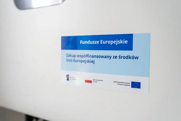 Dotacja na fotowoltaikę naklejka naklejona na inwerterze z opisem Fundusze Europejskie