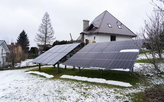 Instalacja fotowoltaiczna zamontowana na dwóch stelażach na gruncie