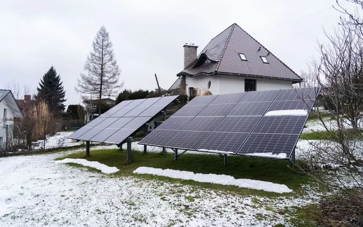 Instalacja fotowoltaiczna zamontowana na dwóch stelażach na gruncie